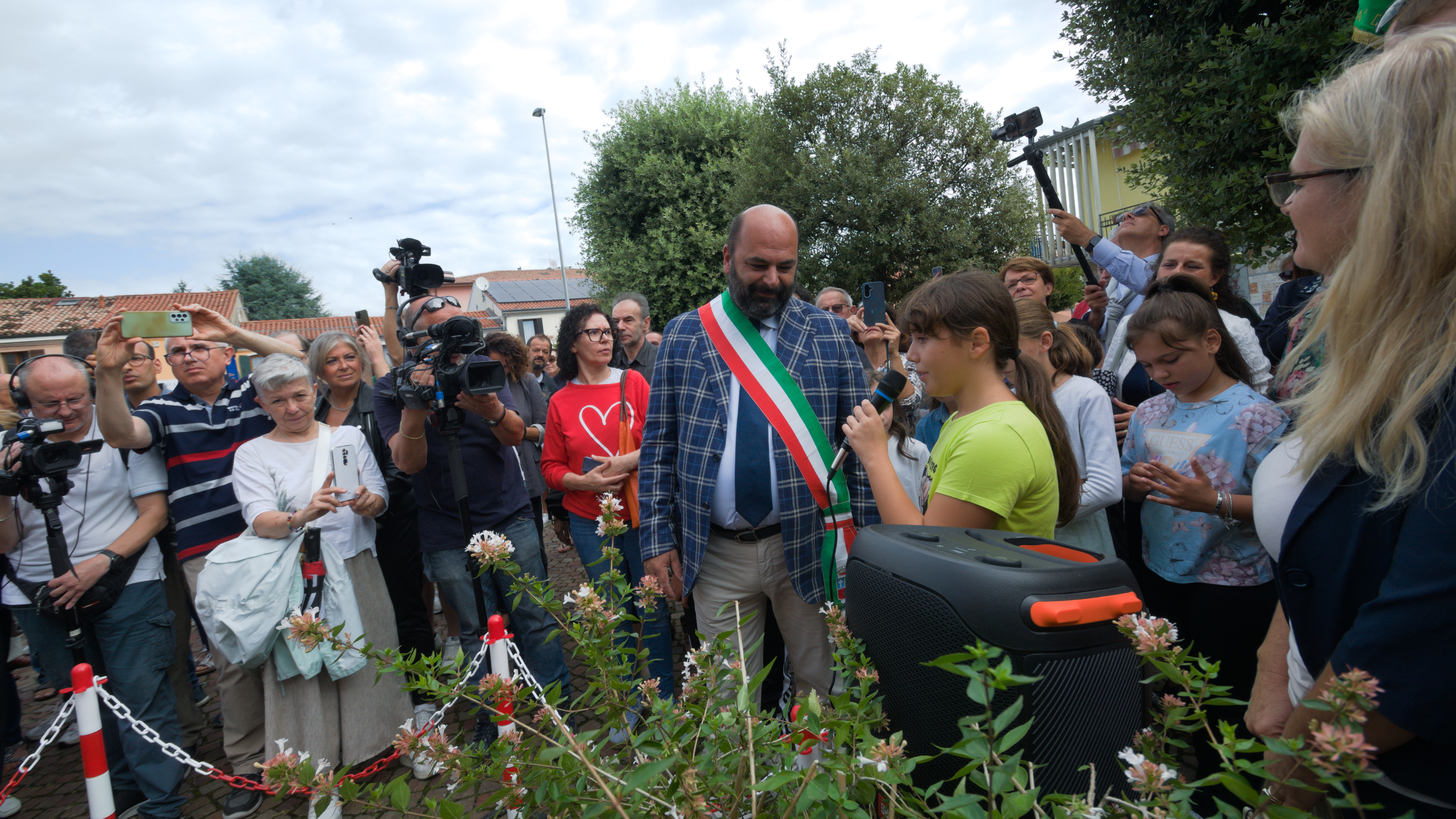 Il sindaco Gabriele Volponi e i ragazzi della scuola elementare di Cà Murà 